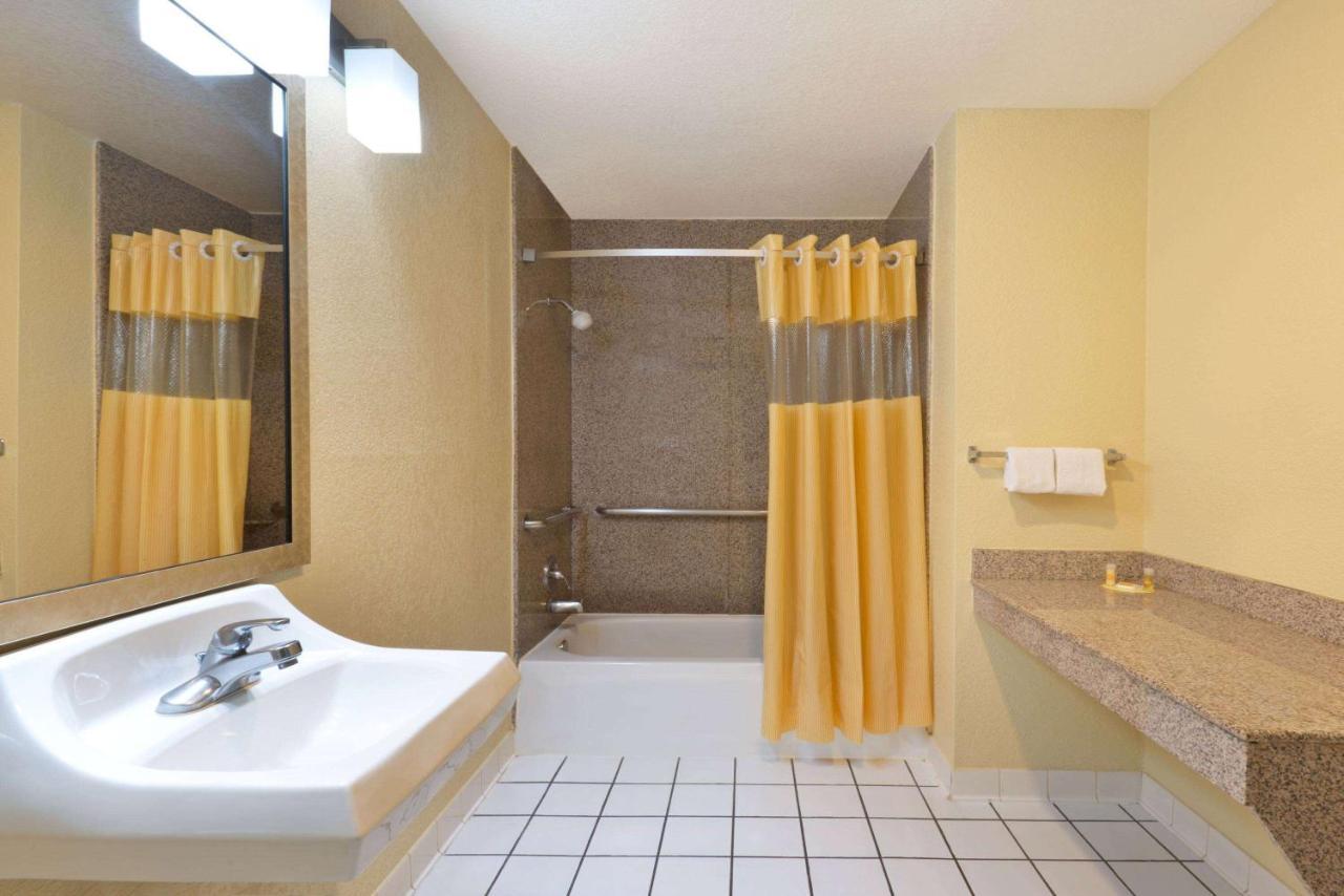 Days Inn By Wyndham Near Seaworld San Antonio Exteriér fotografie